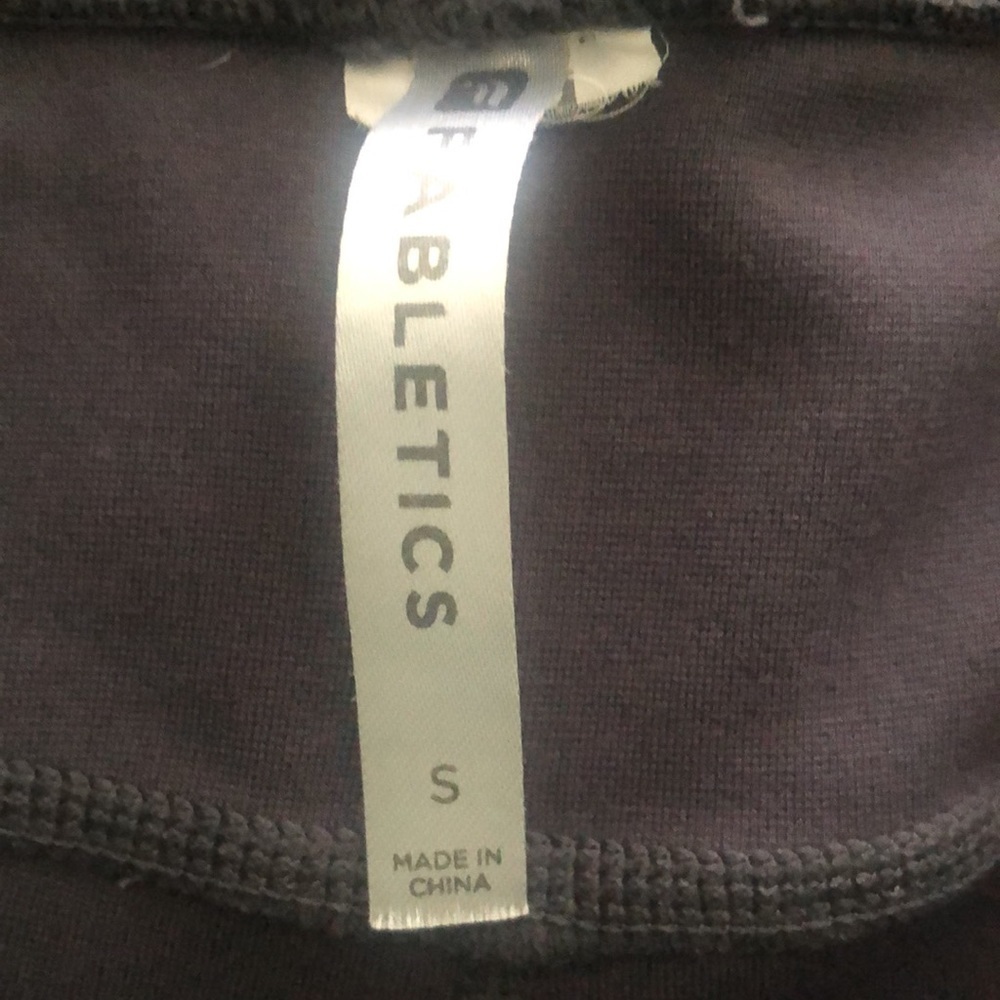 Fabletics leggings in dark gray w black waist 2 front zippers pockets & bottom - Picture 7 of 9